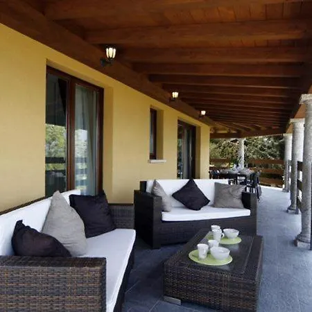 Sleeps 8 Pool Air Con